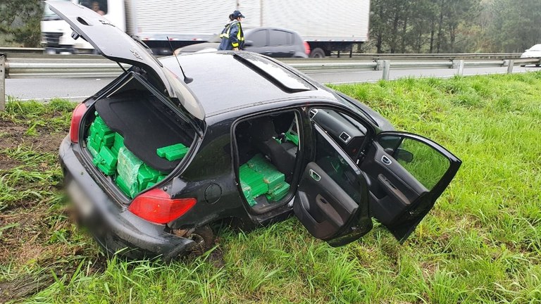 PRF apreende meia tonelada de maconha em Barra do Turvo/SP