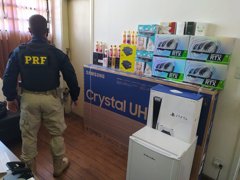 PRF apreende mercadorias do Paraguai na rodovia Régis Bittencourt