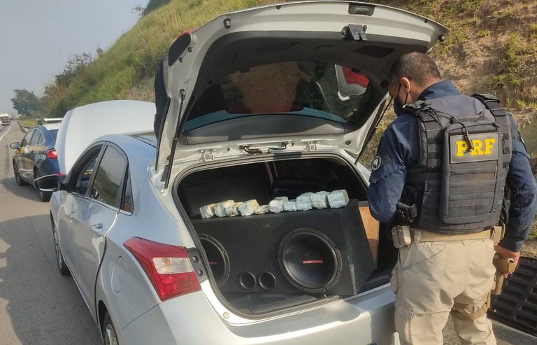 PRF apreende pequena fortuna em dinheiro na Dutra