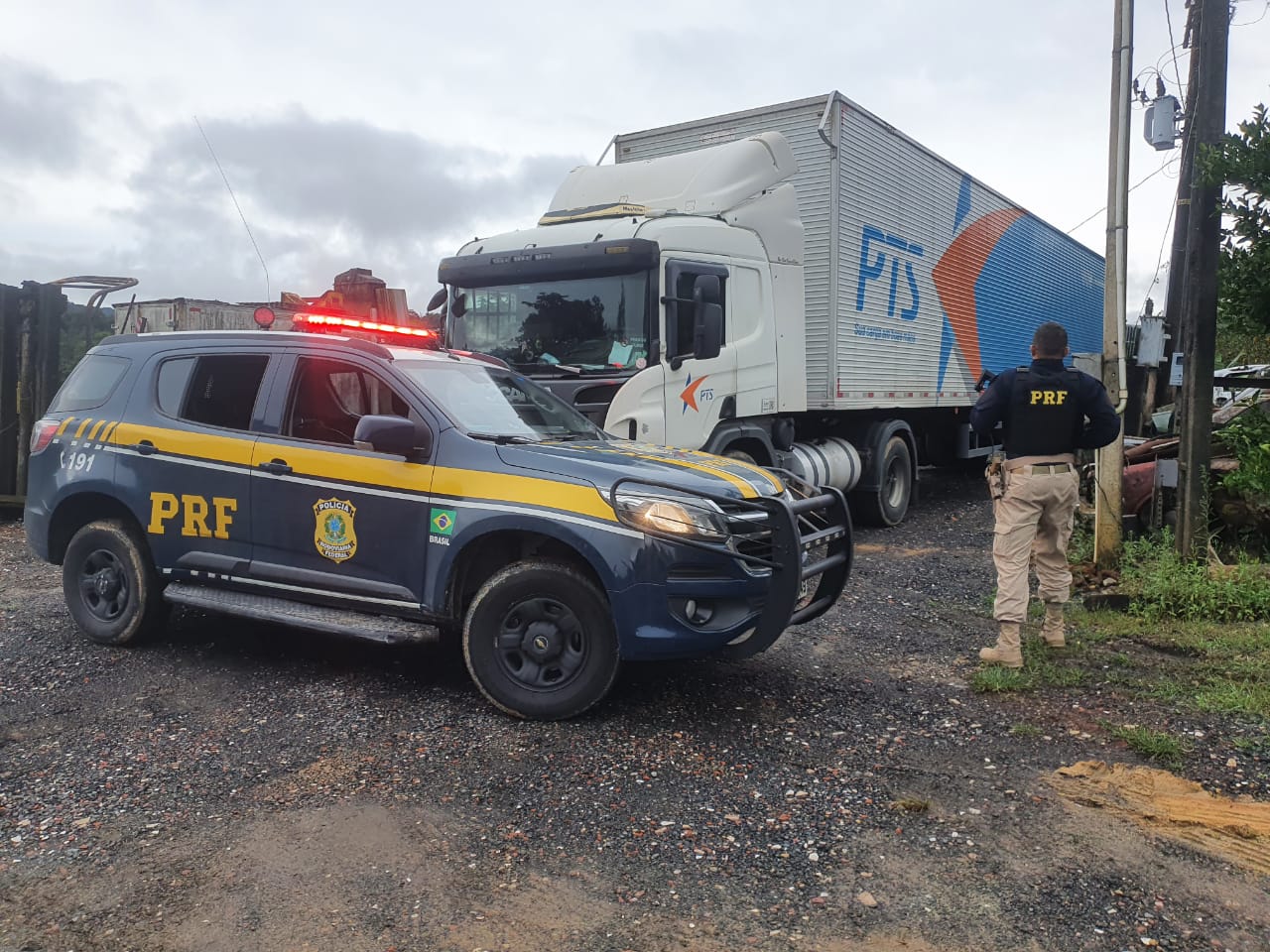 PRF apreende semirreboque adulterado em Miracatu