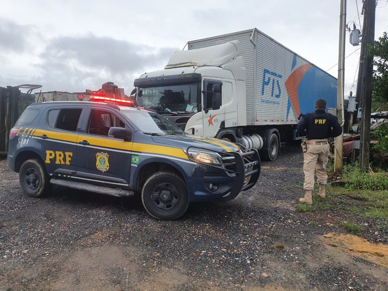 PRF apreende semirreboque adulterado em Miracatu