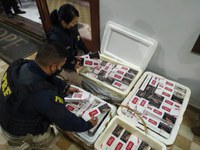 PRF aprende 2 mil maços de cigarros em Lavrinhas/SP