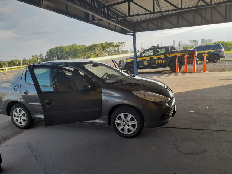 PRF de São José do Rio Preto recupera carro furtado em Mogi Guaçu