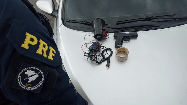 PRF detém dois assaltantes instantes após o roubo de caminhão