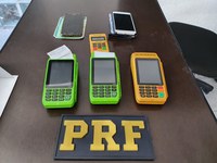 PRF detém homens por suspeita de estelionato com máquinas de pagamento eletrônico