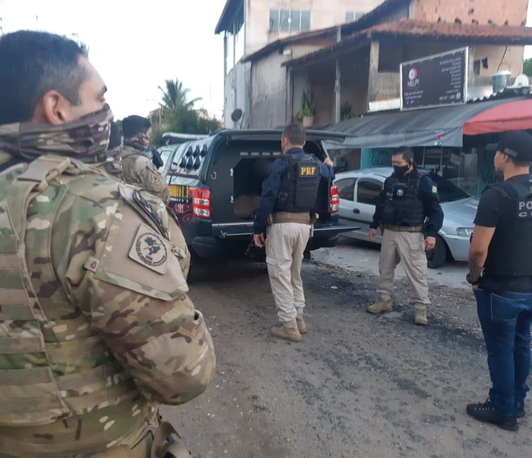 PRF detém integrante de quadrilha envolvida em roubos na Via Dutra