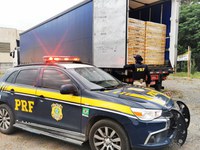 PRF e Polícia Civil de SP apreendem cerca de 126 mil latas de cerveja sem documentação fiscal em Mairiporã/SP