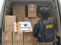 PRF, em conjunto com a RF, apreende 70  mil maços de cigarros na Via Dutra