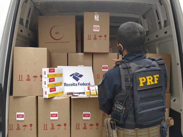 PRF apreende cigarros na Dutra