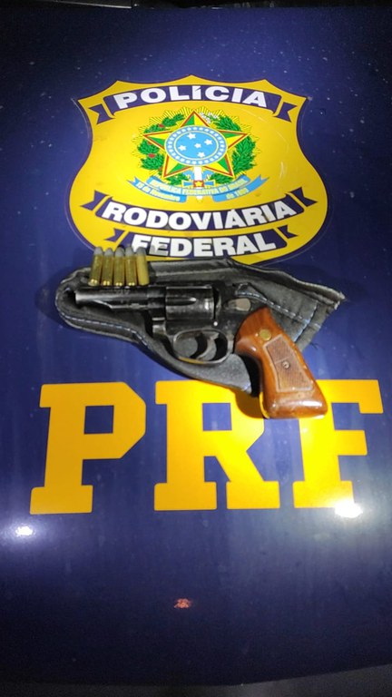 PRF prende caminhoneiro por porte ilegal de arma na Regis Bittencourt