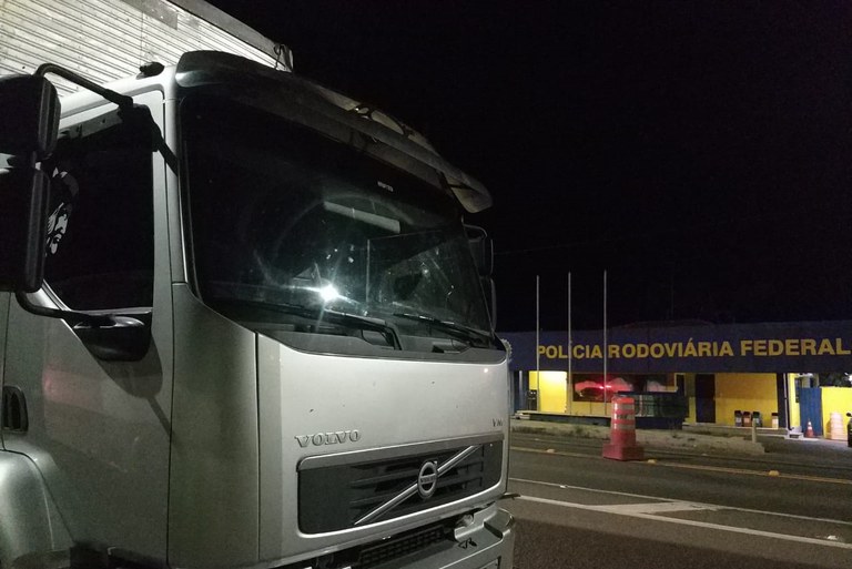 PRF prende caminhoneiro procurado pela Justiça