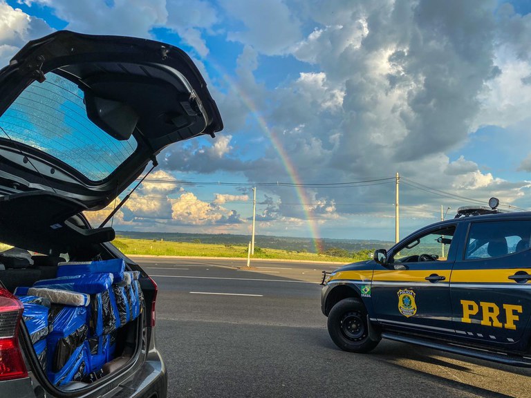 PRF prende casal com carro roubado e aproximadamente 100 quilos de maconha na BR 153
