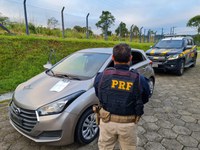 PRF prende casal com veículo adulterado em Barra do Turvo (SP)