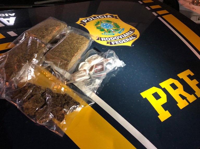 PRF prende dupla transportando droga pra Ilhabela-SP