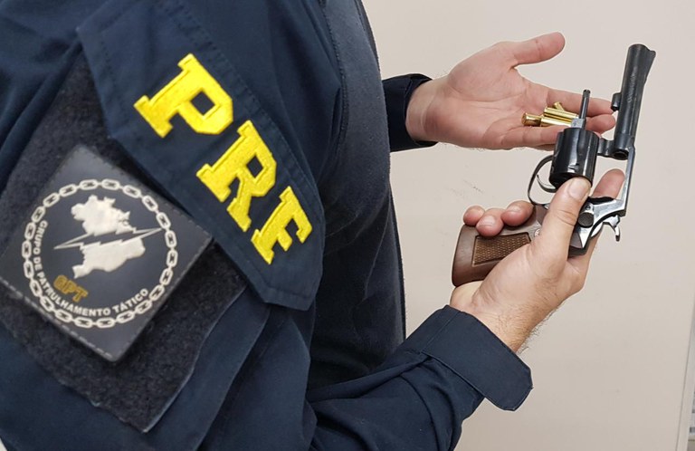PRF prende empresário por porte ilegal de arma na BR 153