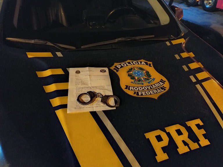 PRF prende homem com mandado de prisão em aberto em Lavrinhas/SP