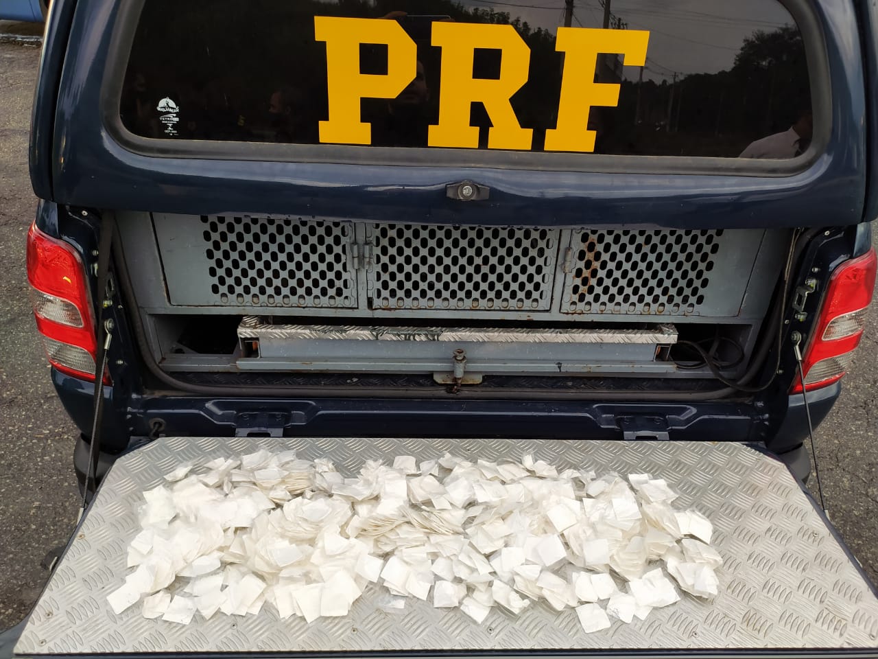 PRF prende homem transportando cocaína em ônibus na Dutra