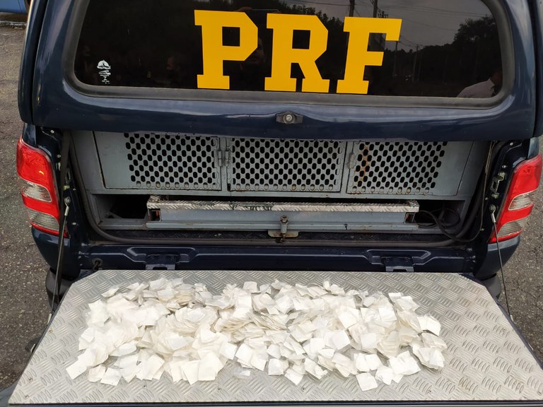 PRF prende homem transportando cocaína em ônibus na Dutra