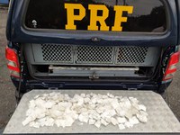 PRF prende homem transportando cocaína em ônibus na Dutra