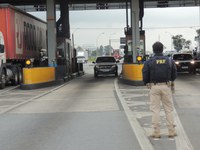 PRF prende homens armados na Régis Bittencourt