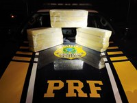 PRF prende passageira de ônibus transportando maconha na Dutra