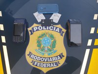 PRF prende passageiro de ônibus que praticava estelionato com máquinas de cartão