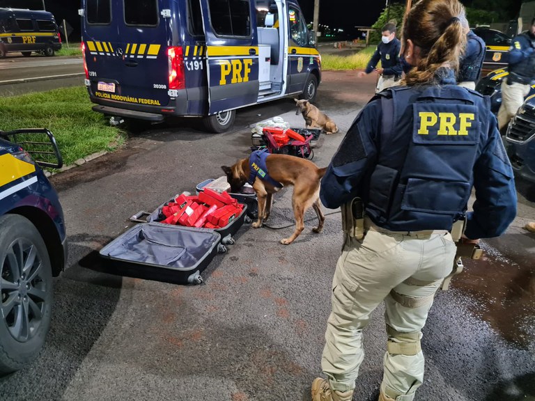PRF realiza madrugada de fiscalização a ônibus em Ourinhos