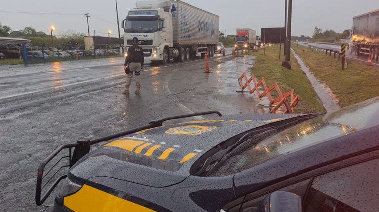 PRF realiza fiscalização na Régis Bittencourt