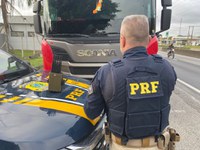 PRF recupera caminhão roubado e prende motorista