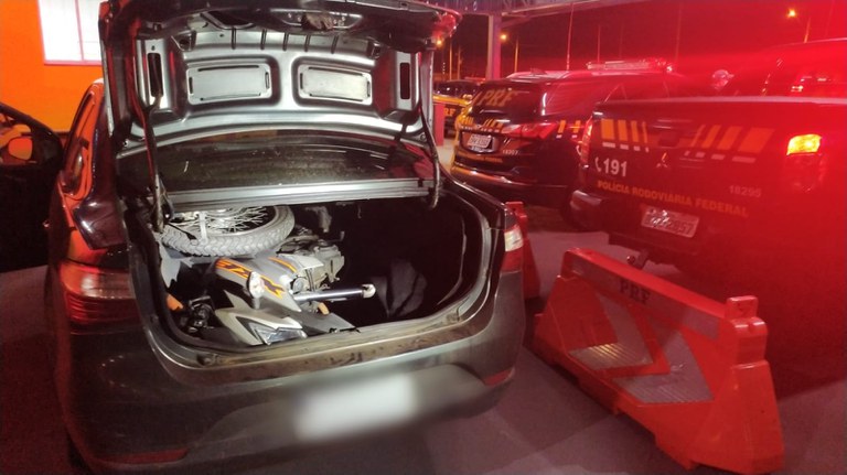 ´PRF recupera carro e moto furtados, em abordagem na BR 153