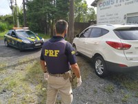 PRF recupera carro fruto de roubo em Itapecerica da Serra/SP
