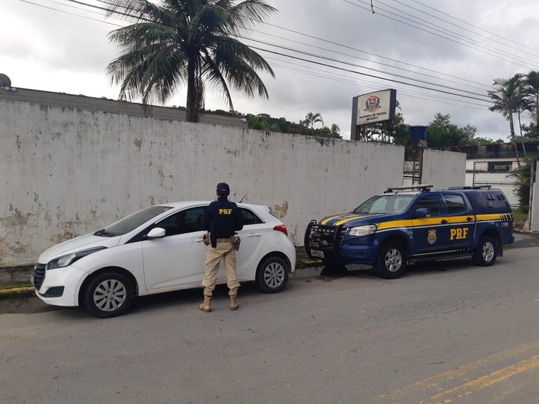 PRF prende receptador e recupera veículo na Régis Bittencourt