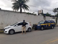 PRF prende receptador e recupera veículo na Régis Bittencourt