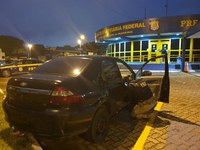 PRF recupera veículo roubado na Via Dutra