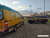 PRF salva homem em parada de ônibus na Régis Bitencourt