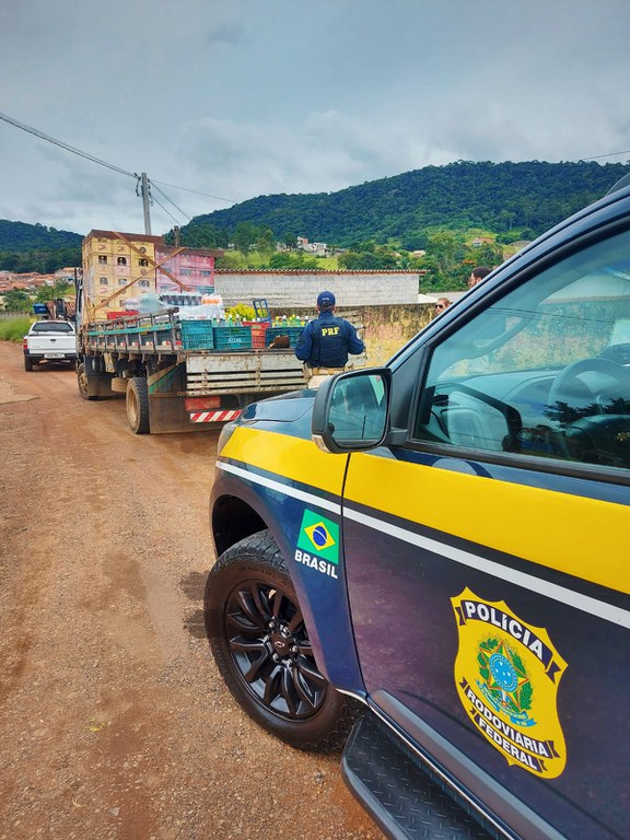 PRF apreende carga de bebidas sem nota fiscal em Vargem/SP