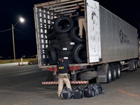PRF apreende 415 iPhones escondidos em carga de pneus na BR-153 em São José do Rio Preto/SP