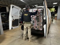 PRF apreende carga com 50 mil maços de cigarros contrabandeados na BR-153