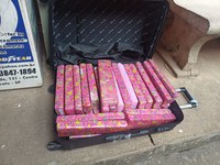 PRF apreende mala recheada de maconha  no interior de coletivo na Régis Bittencourt