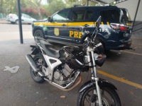 PRF apreende motocicleta com chassi e motor raspados na Via Dutra, em São José dos Campos