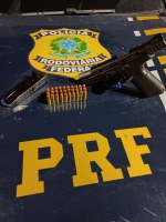 PRF apreende pistola com numeração raspada escondida em veículo na Fernão Dias.