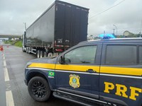 PRF intercepta semirreboque adulterado na BR-116, em Registro/SP