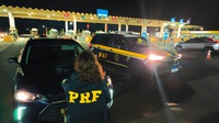 PRF prende dois homens e recupera carro roubado na Fernão Dias