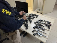 PRF prende duas mulheres por tráfico internacional de armas