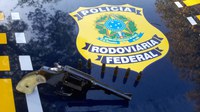 PRF prende homem com arma de fogo em Cajati/SP