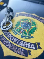 PRF prende indivíduos portando arma de fogo após acompanhamento tático na Presidente Dutra