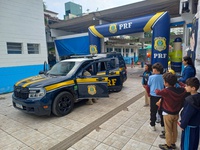 PRF realiza ações educativas e de fiscalização no trânsito durante semana do projeto EDUCAR PRF em Ubatuba/SP