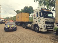PRF flagra caminhão com container indevidamente preso ao veículo colocando em risco a segurança do trânsito em Lavrinhas/SP