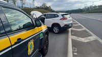 Veículo roubado é recuperado pela PRF na Rodovia Régis Bittencourt, em Cajati/SP