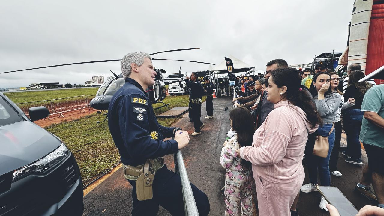 Policial rodoviário federal esclarece dúvidas e apresenta as atividades da instituição aos visitante